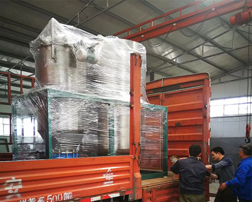 源利过滤：不锈钢过滤机紧密装货中